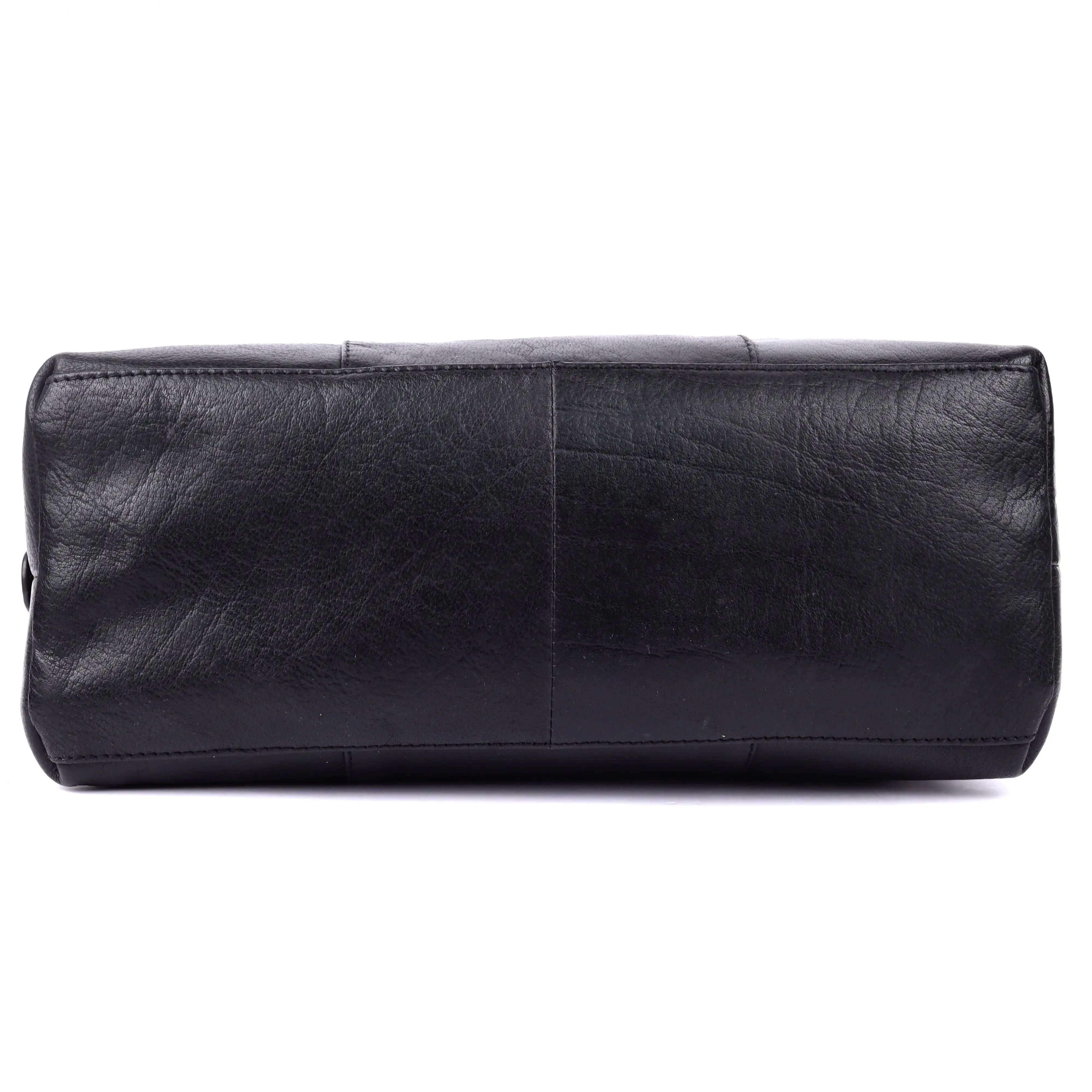 Black leather wash bag for travel, showcasing sleek modern design and luxury craftsmanship.